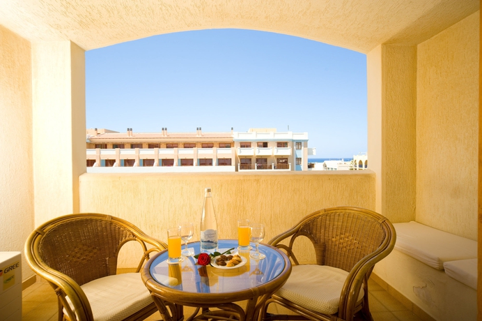 Imagen de los exteriores del Hotel Theartemis Palace. Foto 14