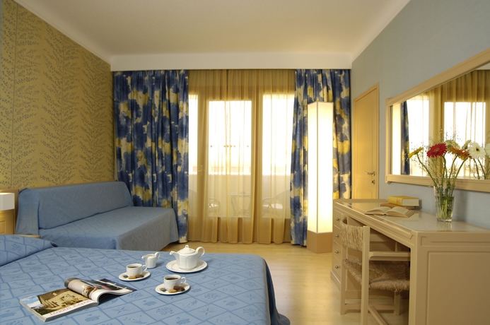 Imagen de la habitación del Hotel Theartemis Palace. Foto 13