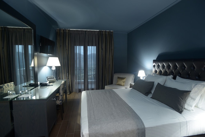 Imagen de la habitación del Hotel Theasis. Foto 7
