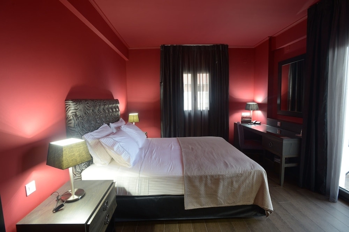 Imagen de la habitación del Hotel Theasis. Foto 10
