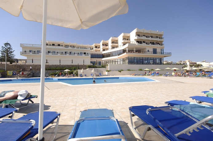 Imagen de la piscina del Hotel Themis Beach. Foto 10