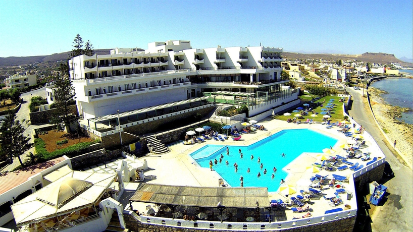 Imagen de la piscina del Hotel Themis Beach. Foto 12