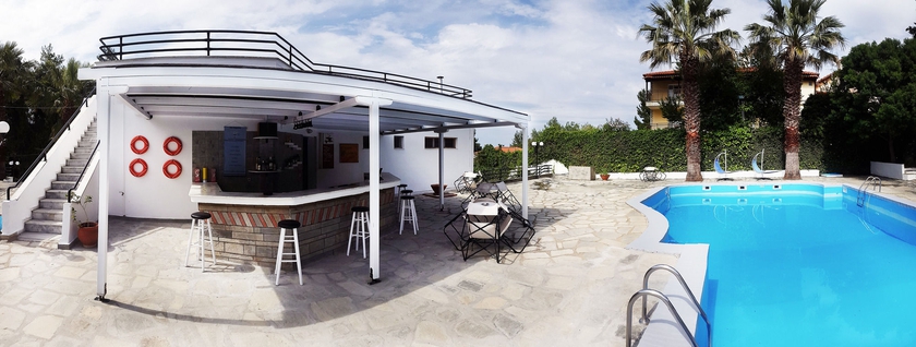 Imagen de la piscina del Hotel Theo Bungalows. Foto 16