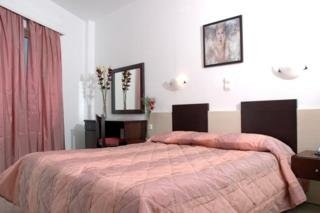 Imagen de la habitación del Hotel Theo. Foto 9