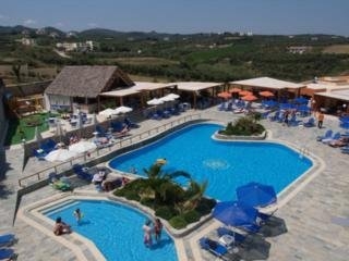 Imagen de la piscina del Hotel Theo. Foto 10