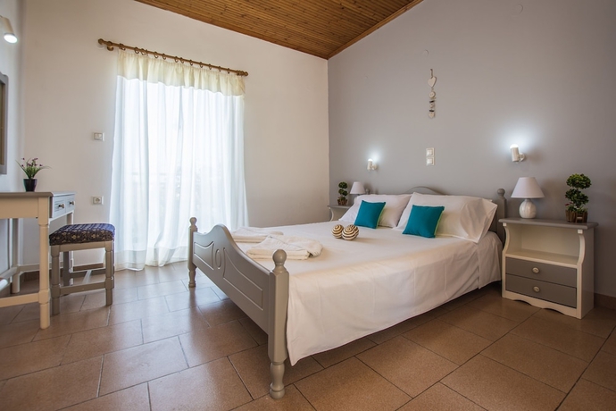 Imagen de la habitación del Hotel Theodora Studios. Foto 8