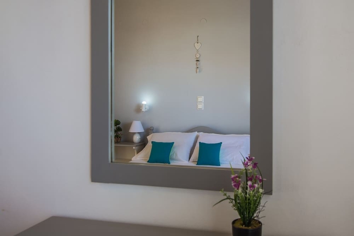 Imagen de la habitación del Hotel Theodora Studios. Foto 11