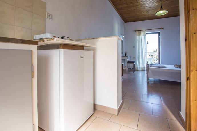 Imagen de la habitación del Hotel Theodora Studios. Foto 13