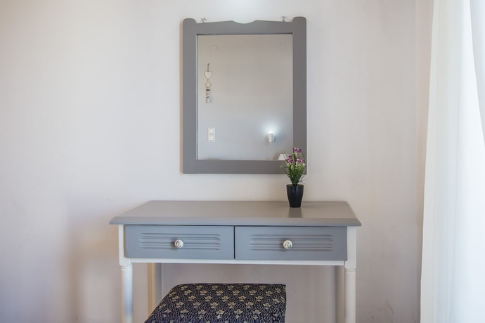 Imagen de la habitación del Hotel Theodora Studios. Foto 19