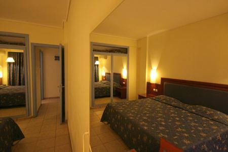 Imagen de la habitación del Hotel Theodorou Beach. Foto 5