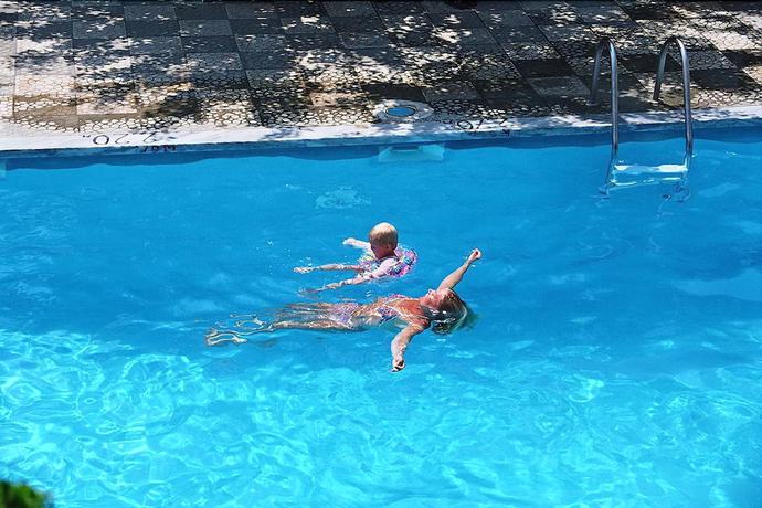 Imagen de la piscina del Hotel Theofilos Classic. Foto 16