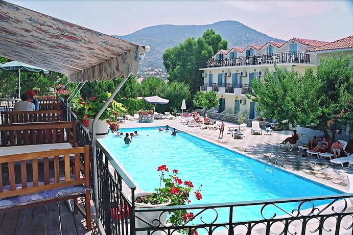 Imagen de la piscina del Hotel Theofilos Classic. Foto 17