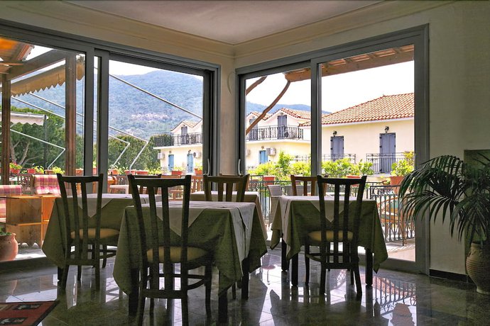 Imagen del bar/restaurante del Hotel Theofilos Classic. Foto 2