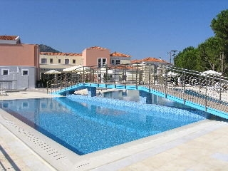 Imagen de la piscina del Hotel Theofilos Superior. Foto 8