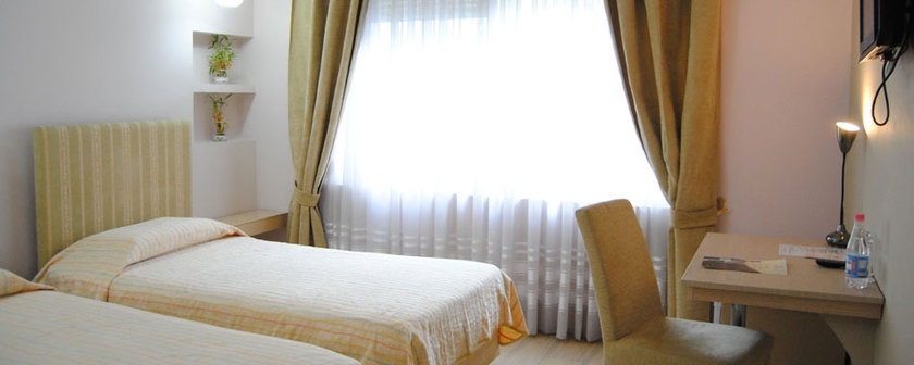 Imagen de la habitación del Hotel Theranda, Tirana. Foto 7