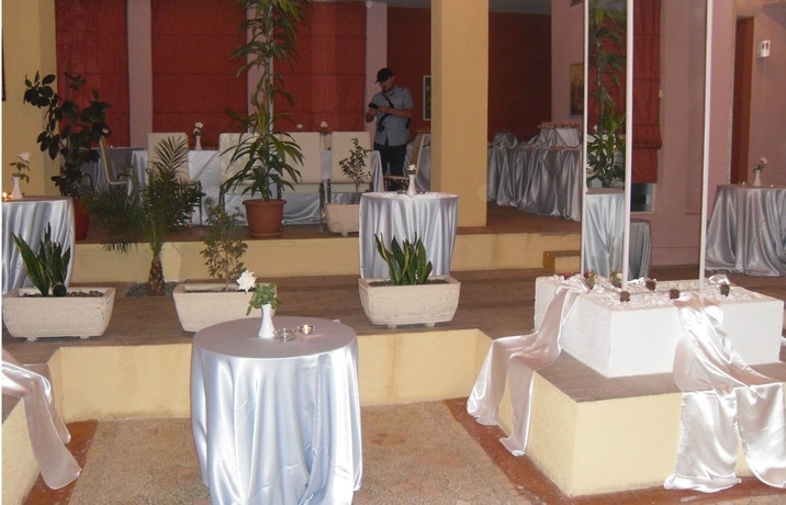 Imagen del bar/restaurante del Hotel Theranda, Tirana. Foto 4