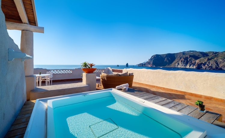 Imagen de la piscina del Hotel Therasia Resort Sea and Spa - The Leading Hotels Of The World. Foto 19