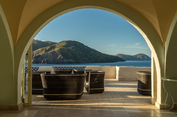 Imagen del bar/restaurante del Hotel Therasia Resort Sea and Spa - The Leading Hotels Of The World. Foto 2