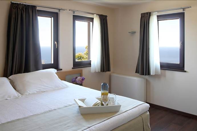 Imagen de la habitación del Hotel Theta. Foto 6