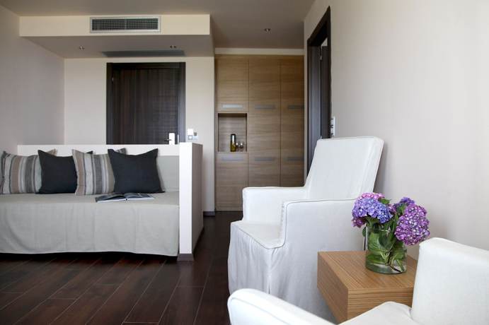 Imagen de la habitación del Hotel Theta. Foto 10