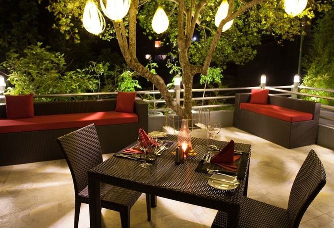 Imagen del bar/restaurante del Hotel Theva Residency. Foto 3