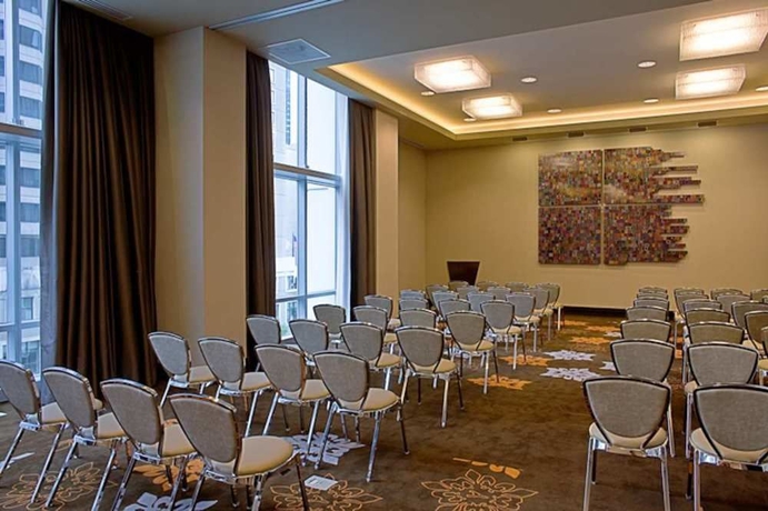 Imagen de los interiores del Hotel Thewit Chicago, A Hilton. Foto 9