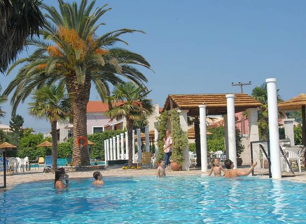 Imagen de la piscina del Hotel Thinalos Aparthotel. Foto 19