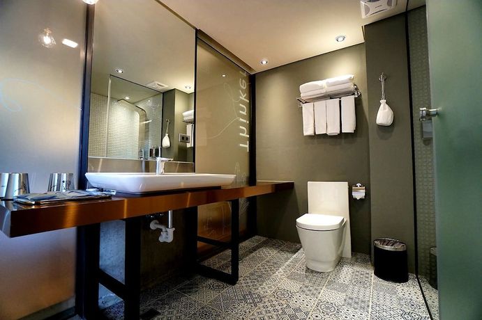 Imagen de la habitación del Hotel Thinker Hotel. Foto 16