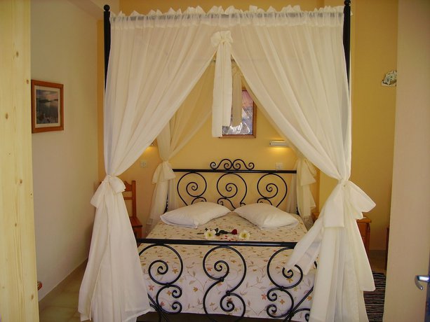 Imagen de la habitación del Hotel Thira. Foto 8