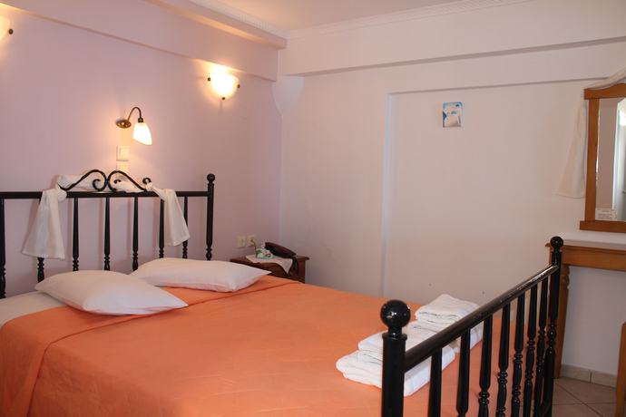 Imagen de la habitación del Hotel Thira. Foto 11