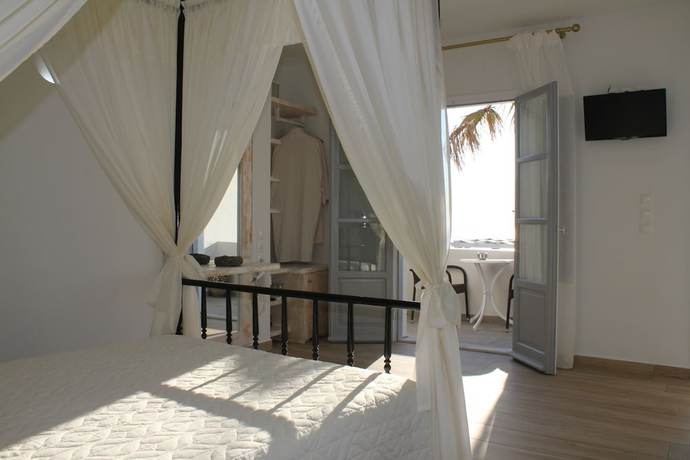 Imagen de la habitación del Hotel Thira. Foto 12