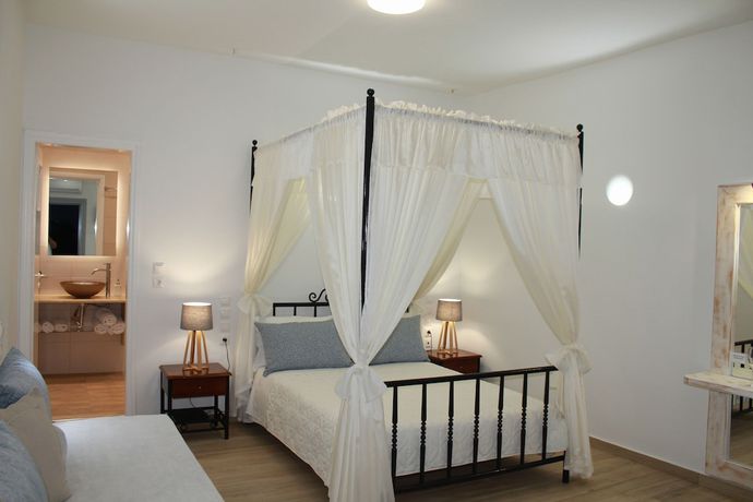 Imagen de la habitación del Hotel Thira. Foto 16