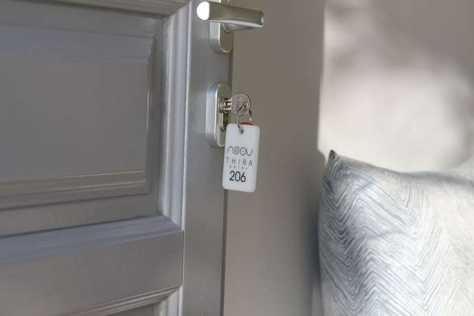 Imagen de la habitación del Hotel Thira. Foto 19