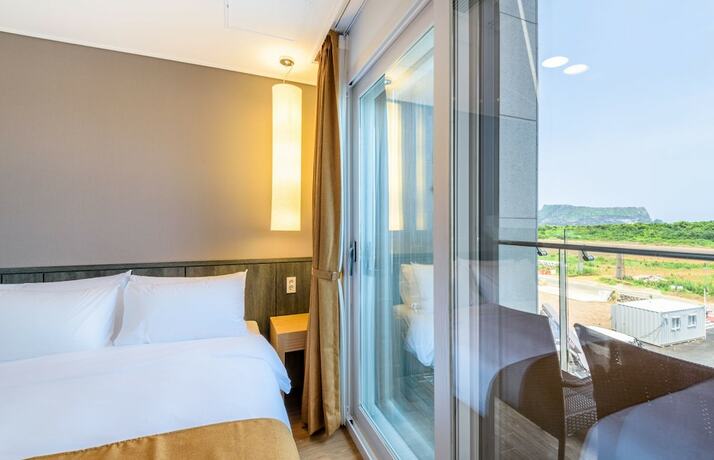 Imagen de la habitación del Hotel Thira, Seongsan-eup. Foto 12