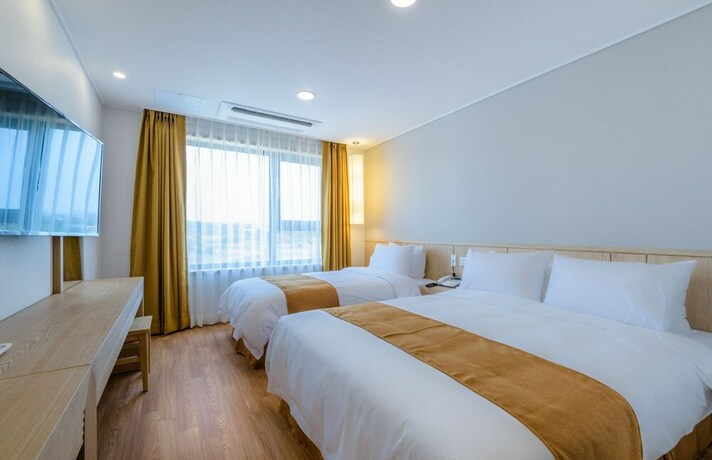 Imagen de la habitación del Hotel Thira, Seongsan-eup. Foto 13