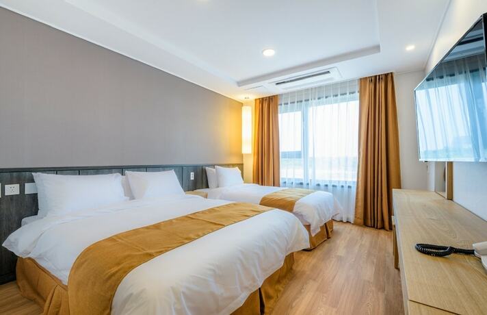 Imagen de la habitación del Hotel Thira, Seongsan-eup. Foto 17