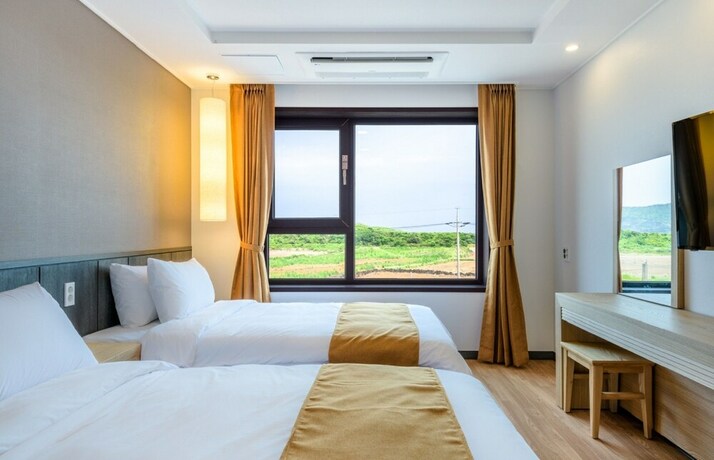 Imagen de la habitación del Hotel Thira, Seongsan-eup. Foto 24