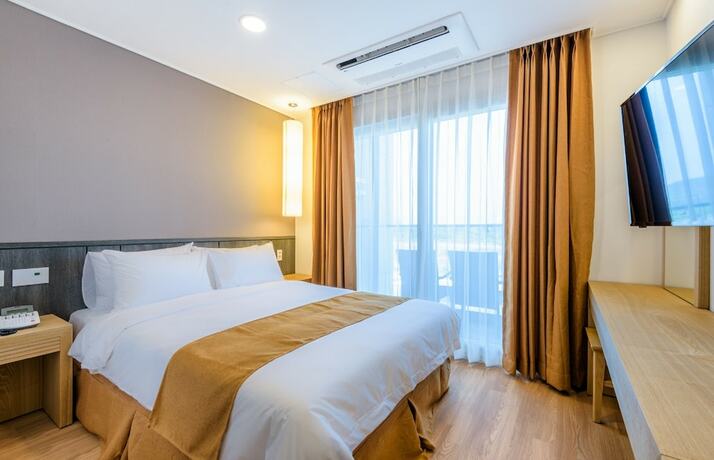 Imagen de la habitación del Hotel Thira, Seongsan-eup. Foto 25