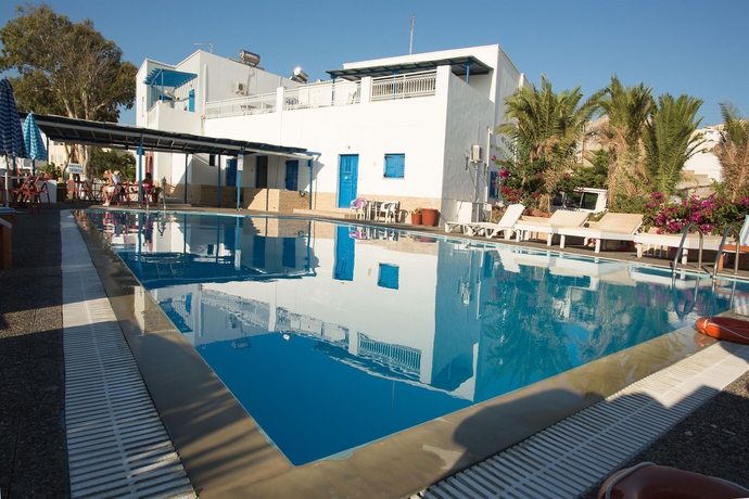 Imagen de los exteriores del Hotel Thirasia. Foto 11