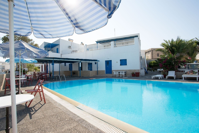 Imagen de la piscina del Hotel Thirasia. Foto 15