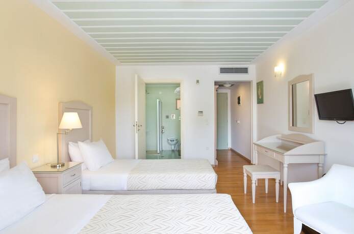 Imagen de la habitación del Hotel Thirides Beach Resort. Foto 14
