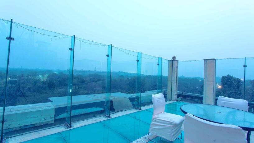 Imagen de los exteriores del Hotel Thirty Three. Foto 12