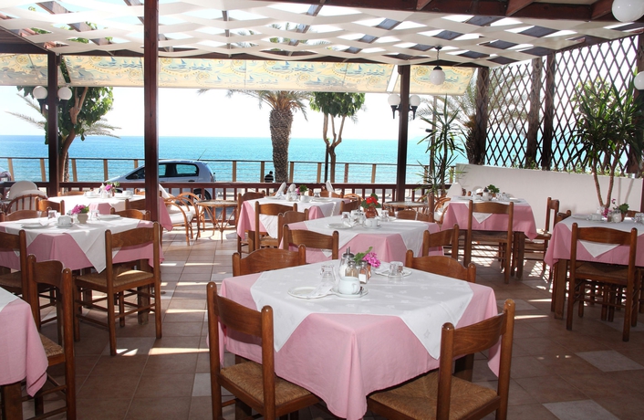Imagen del bar/restaurante del Hotel Thisvi. Foto 2