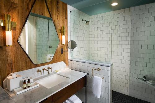 Imagen de la habitación del Hotel Thompson Nashville. Foto 2
