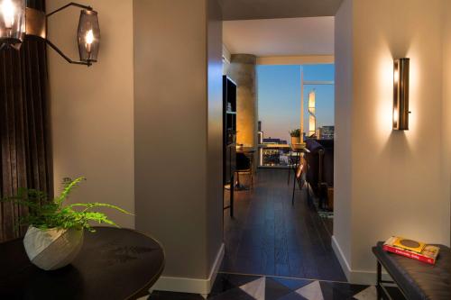 Imagen de la habitación del Hotel Thompson Nashville. Foto 5