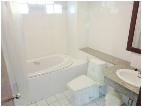 Imagen de la habitación del Hotel Thong Paeka. Foto 16