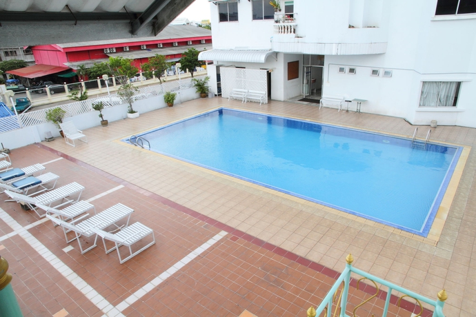 Imagen de la piscina del Hotel Thong Tarin. Foto 15