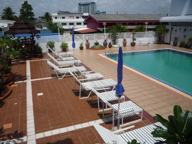 Imagen de la piscina del Hotel Thong Tarin. Foto 16
