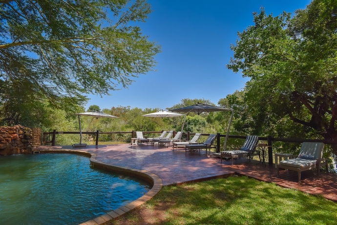 Imagen de la piscina del Hotel Thornybush Waterside Lodge. Foto 18