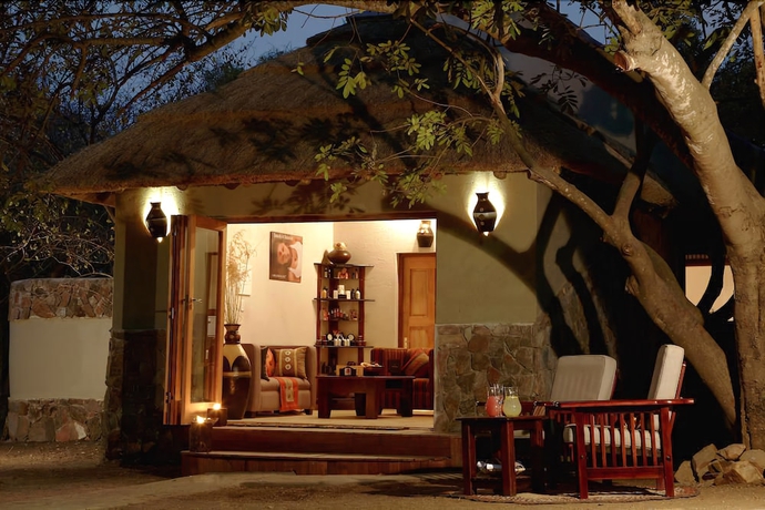 Imagen de la piscina del Hotel Thornybush Waterside Lodge. Foto 19